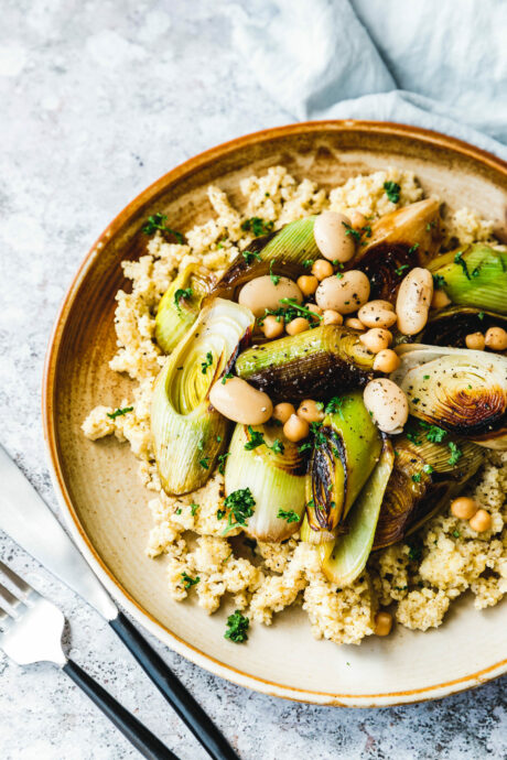 Karamellisierter Lauch mit Cacio-e-Pepe-Hirse