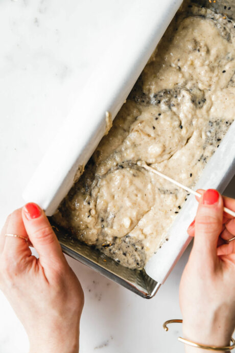 Veganes Bananenbrot mit Tahin & Sesam-Swirl