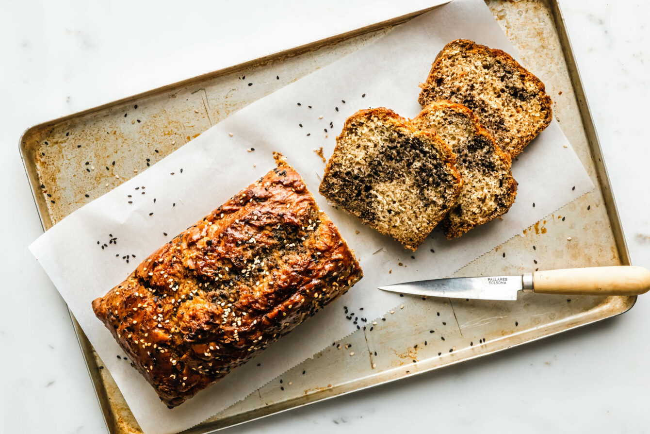Veganes Bananenbrot mit Tahin & Sesam-Swirl