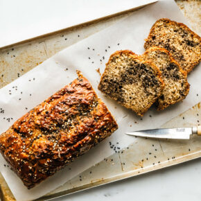 Veganes Bananenbrot mit Tahin & Sesam-Swirl