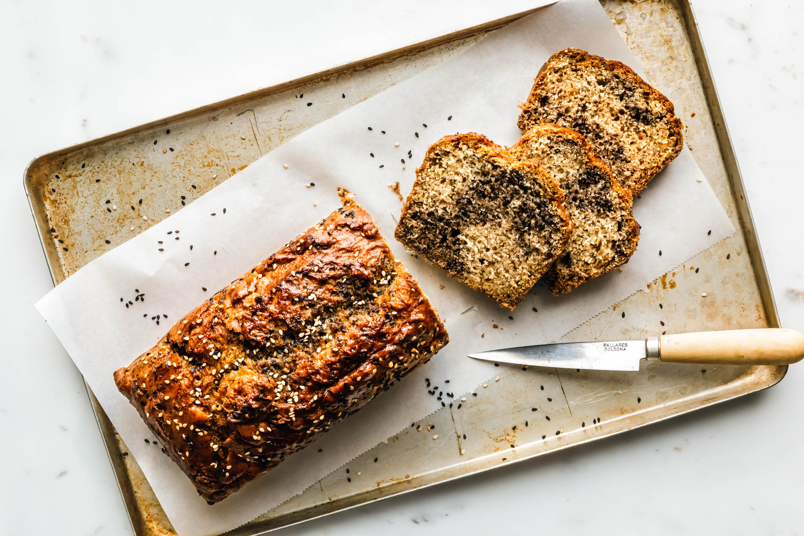 Veganes Bananenbrot mit Tahin & Sesam-Swirl