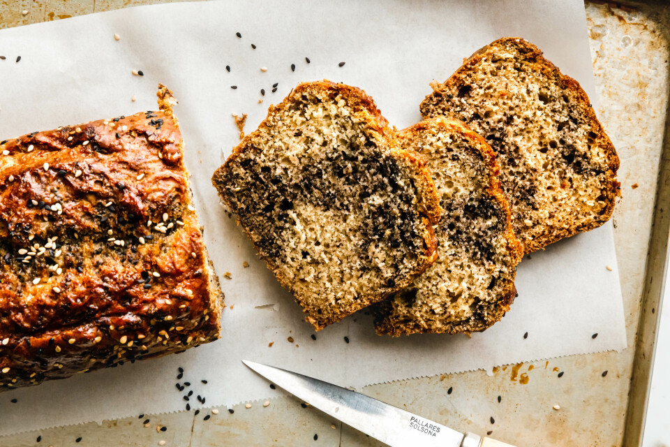Veganes Bananenbrot mit Tahin & Sesam-Swirl