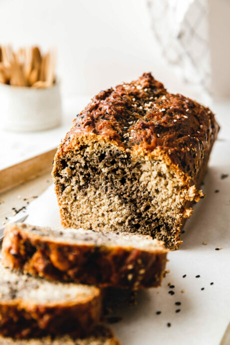 Veganes Bananenbrot mit Tahin & Sesam-Swirl