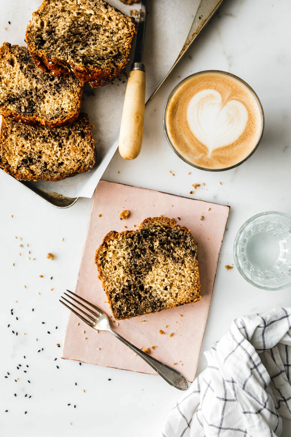 Veganes Bananenbrot mit Tahin & Sesam-Swirl