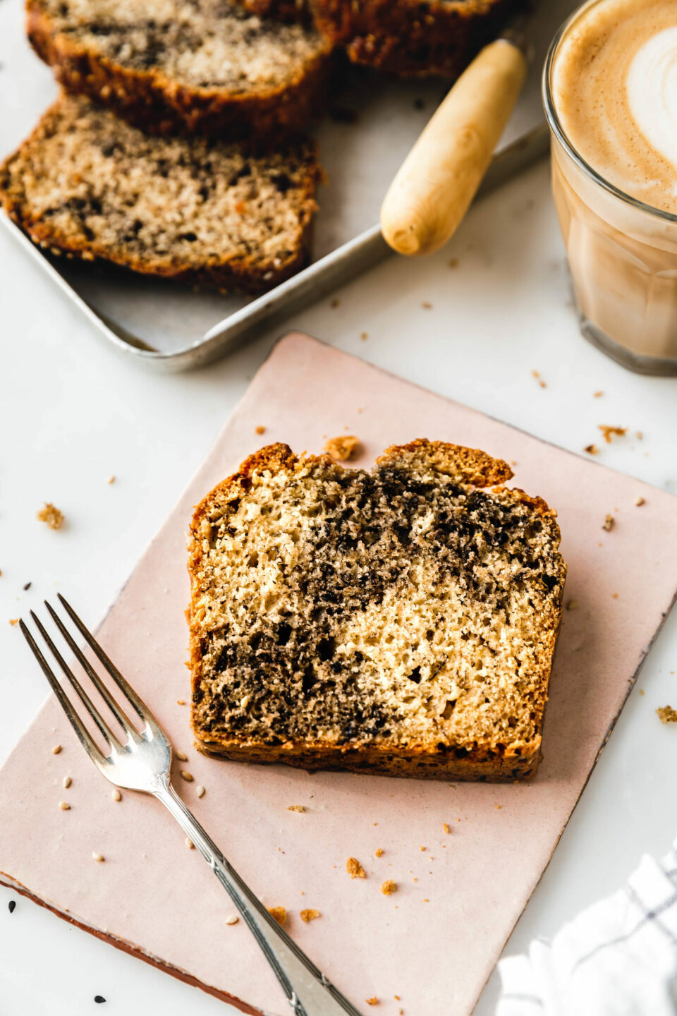 Veganes Bananenbrot mit Tahin & Sesam-Swirl
