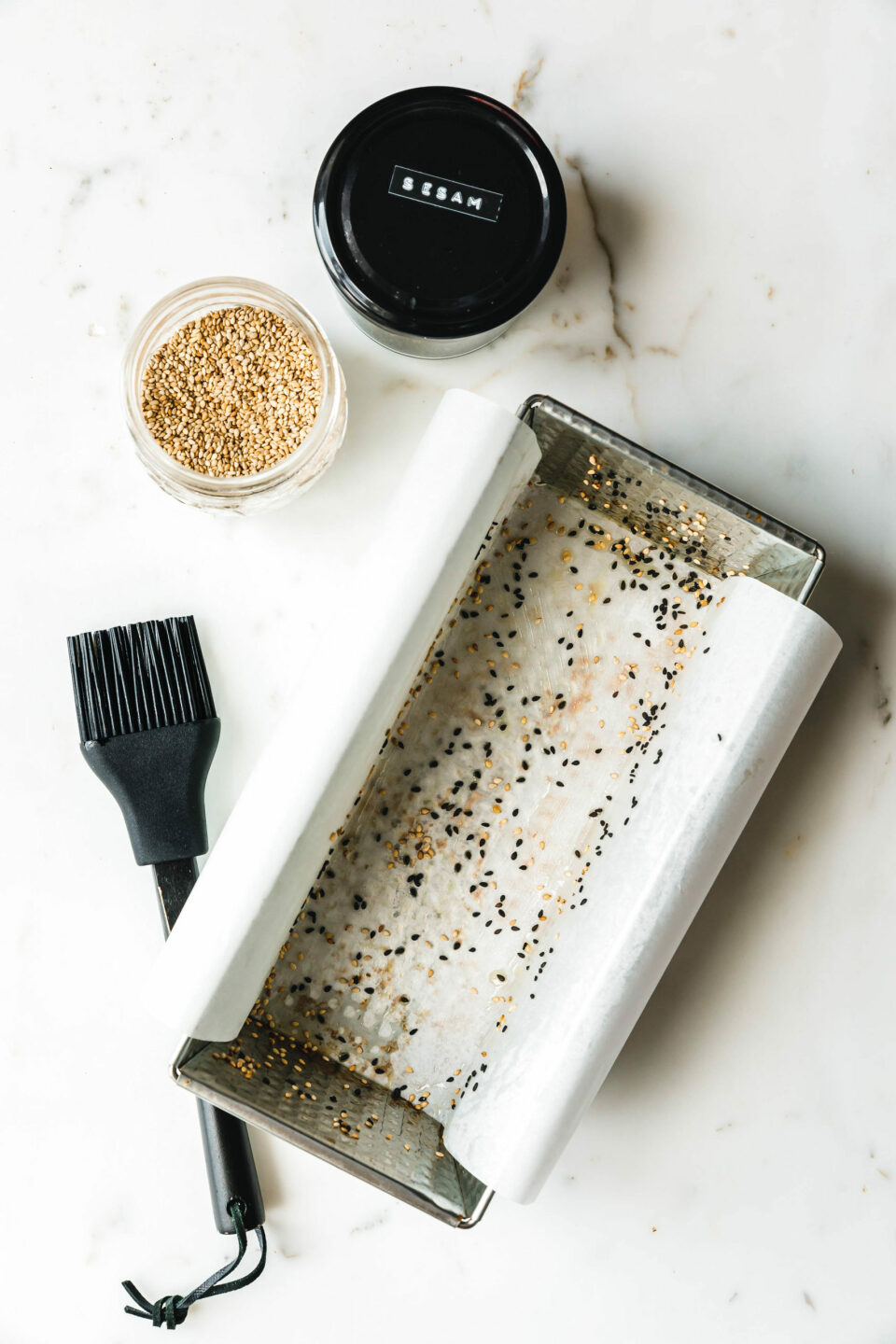 Veganes Bananenbrot mit Tahin & Sesam-Swirl