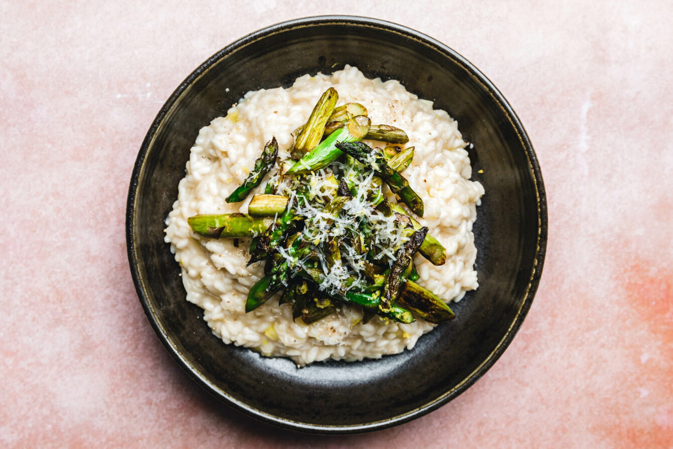 Veganes Risotto mit geröstetem Spargel