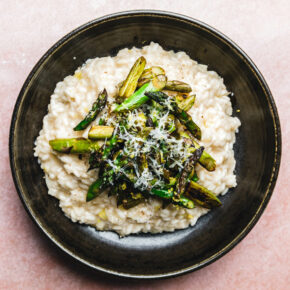 Veganes Risotto mit geröstetem Spargel