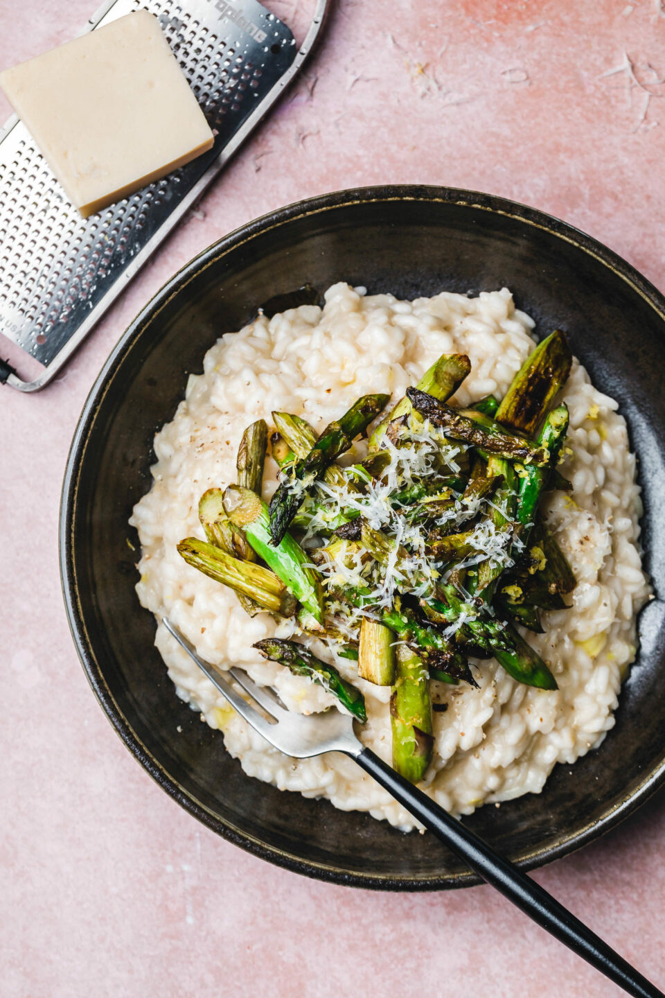 Veganes Risotto mit geröstetem Spargel