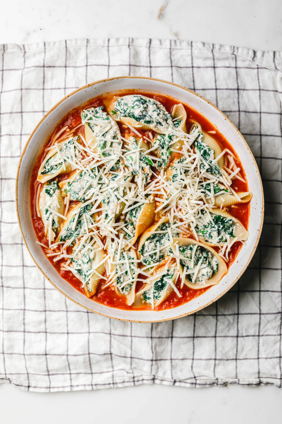 Gefüllte Muschelnudeln mit Räuchertofu und Spinat