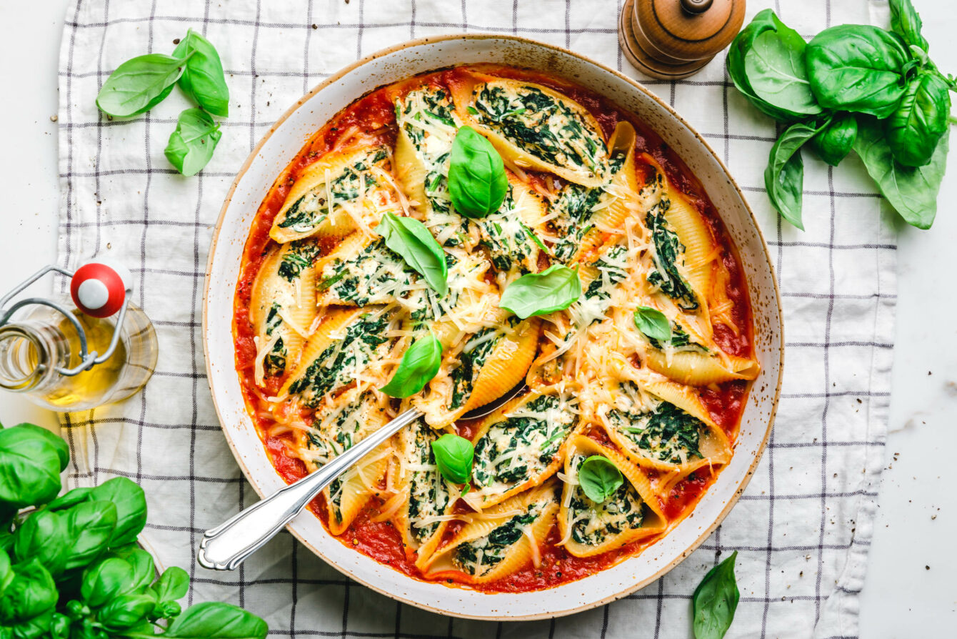 Gefüllte Muschelnudeln mit Räuchertofu und Spinat