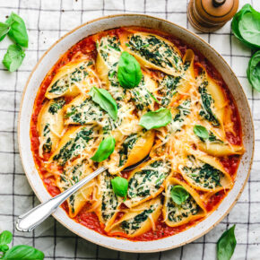 Gefüllte Muschelnudeln mit Räuchertofu und Spinat