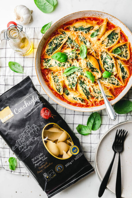 Gefüllte Muschelnudeln mit Räuchertofu und Spinat