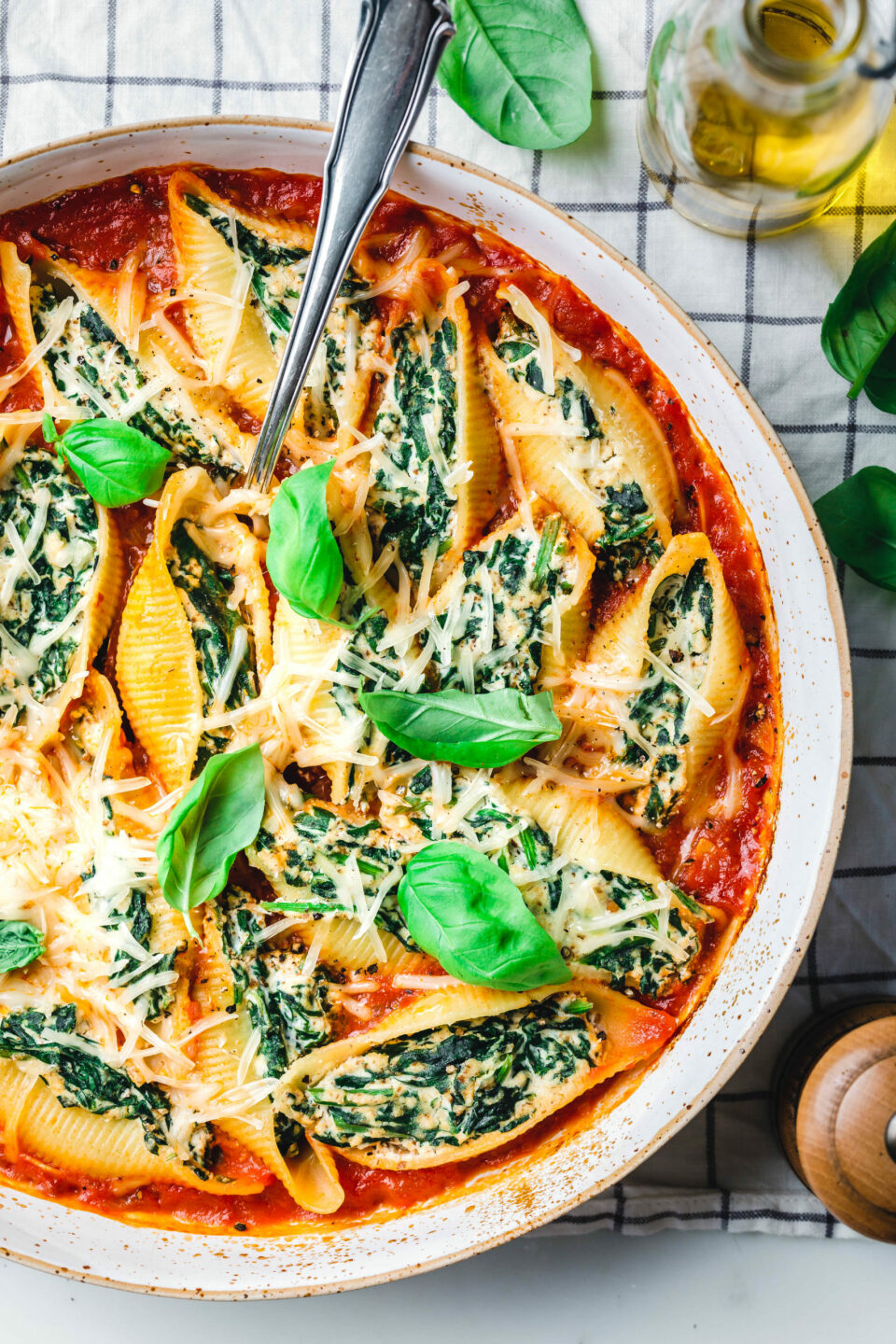 Gefüllte Muschelnudeln mit Räuchertofu und Spinat