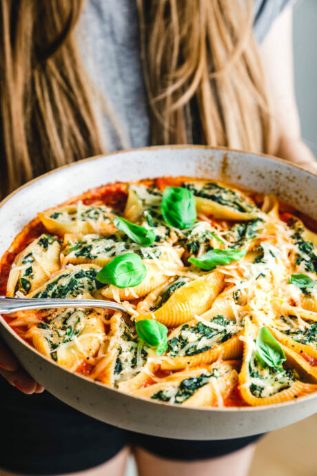 Gefüllte Muschelnudeln mit Räuchertofu und Spinat