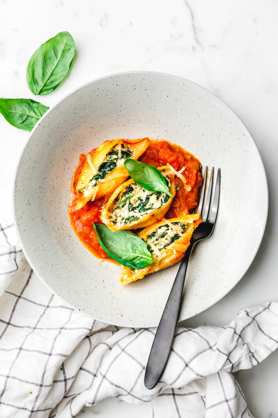 Gefüllte Muschelnudeln mit Räuchertofu und Spinat