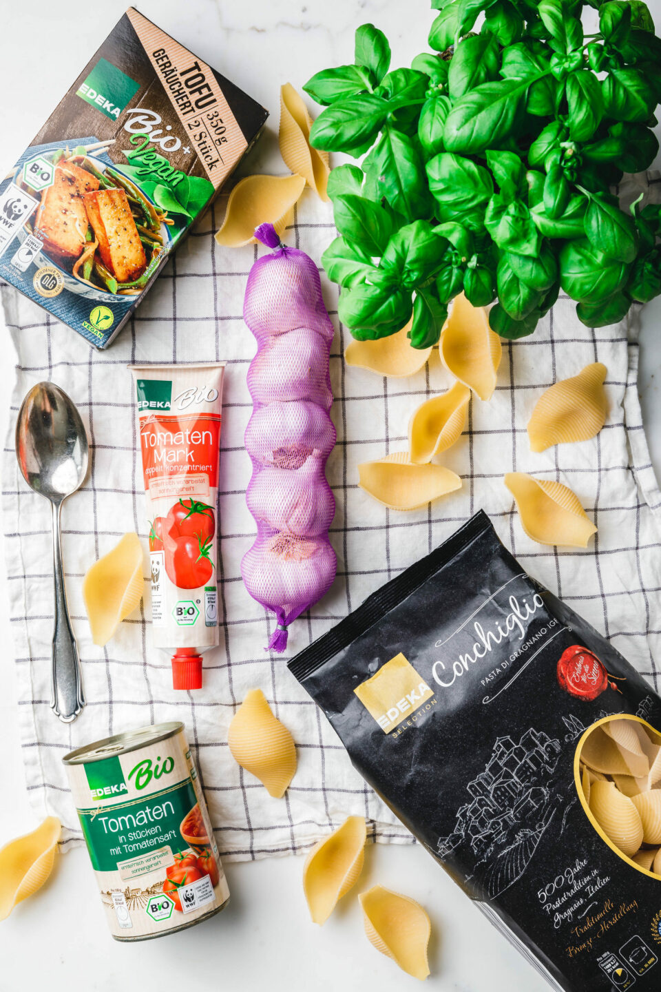 Gefüllte Muschelnudeln mit Räuchertofu und Spinat