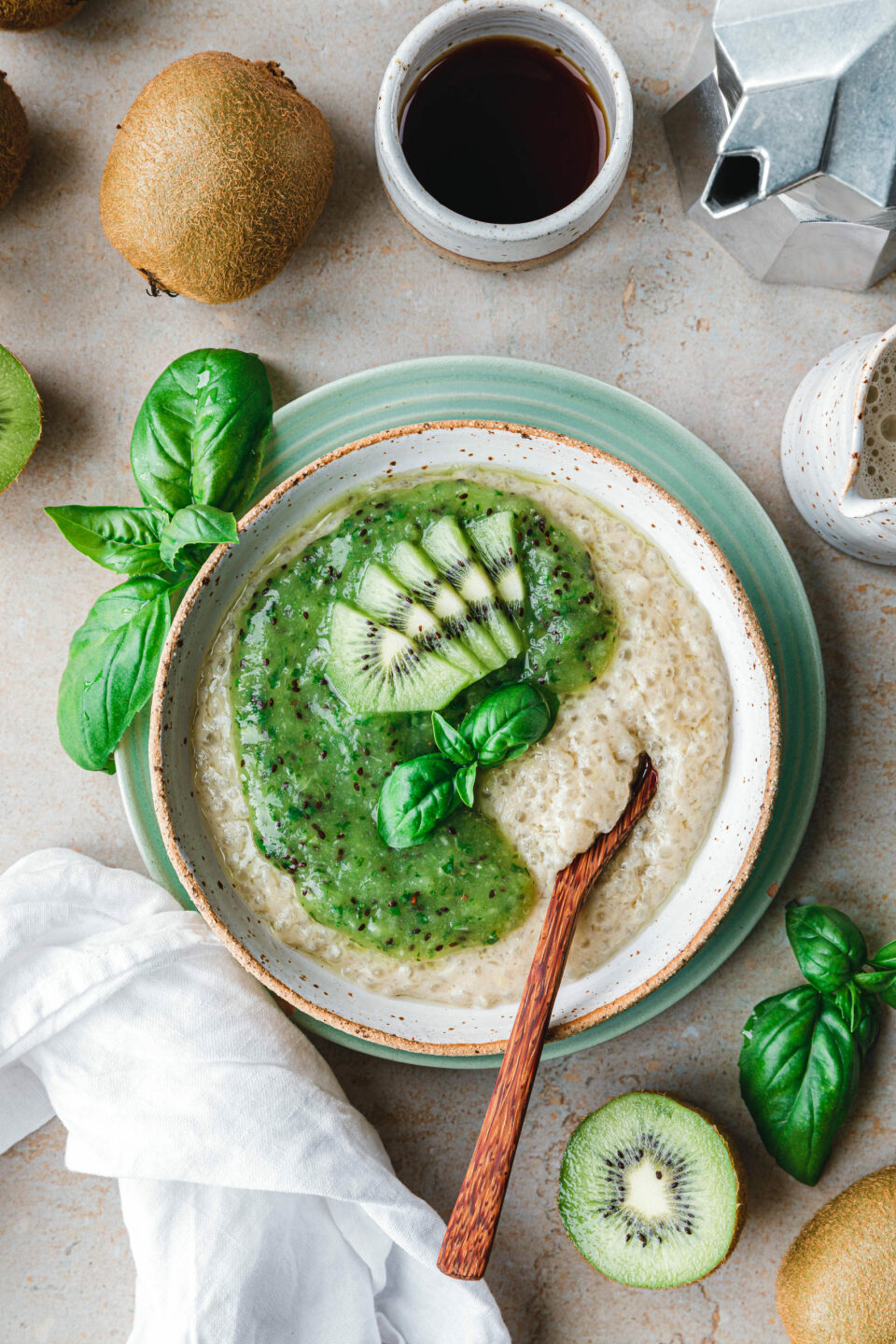 Tapiokapudding mit Basilikum-Kiwimus