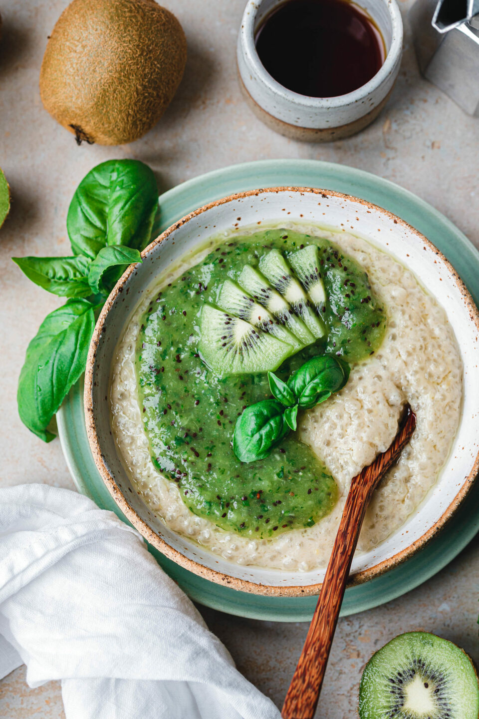Tapiokapudding mit Basilikum-Kiwimus