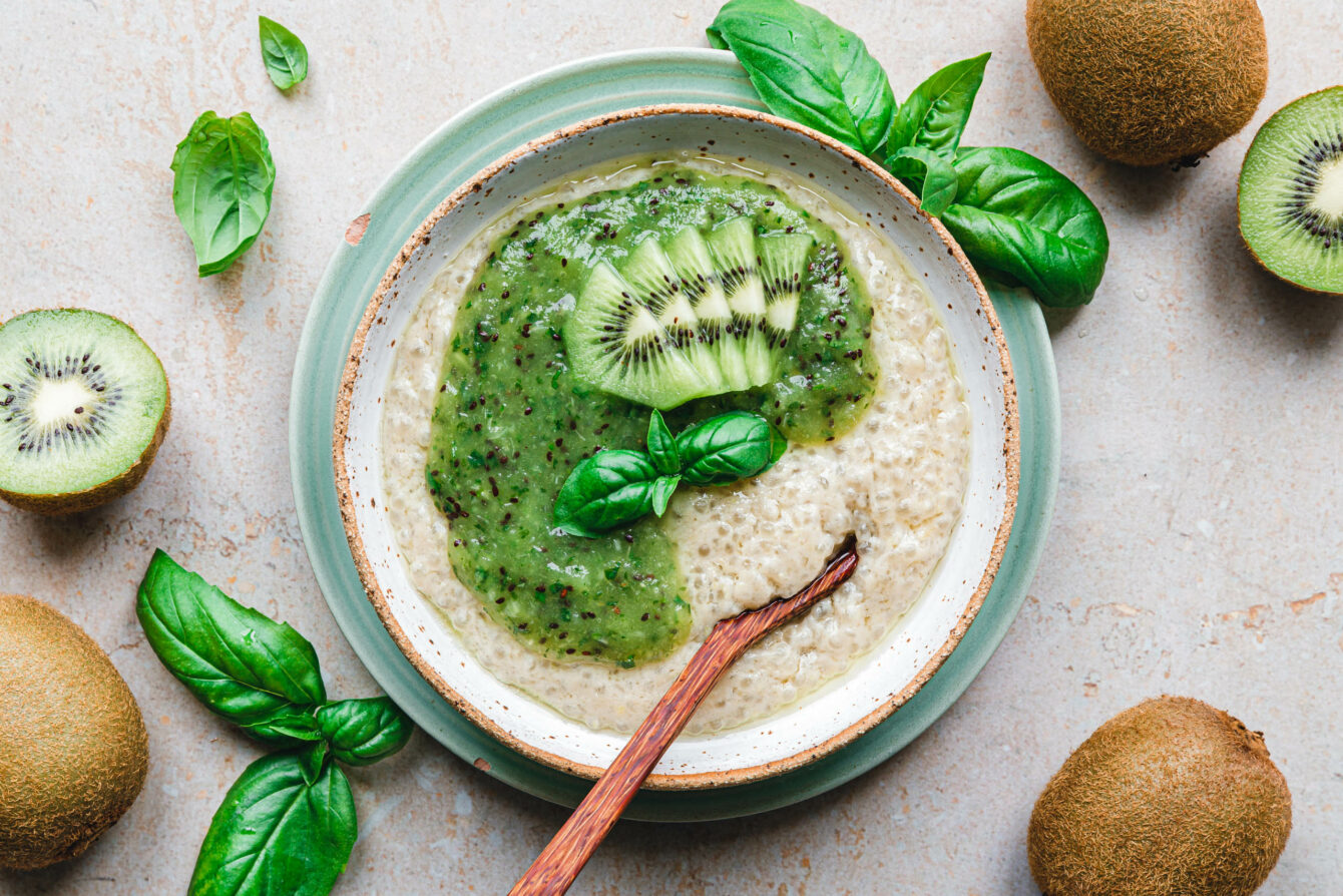 Tapiokapudding mit Basilikum-Kiwimus