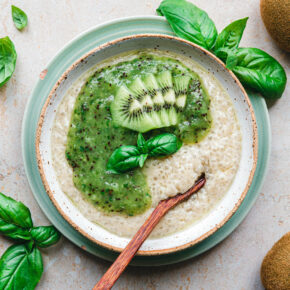 Tapiokapudding mit Basilikum-Kiwimus