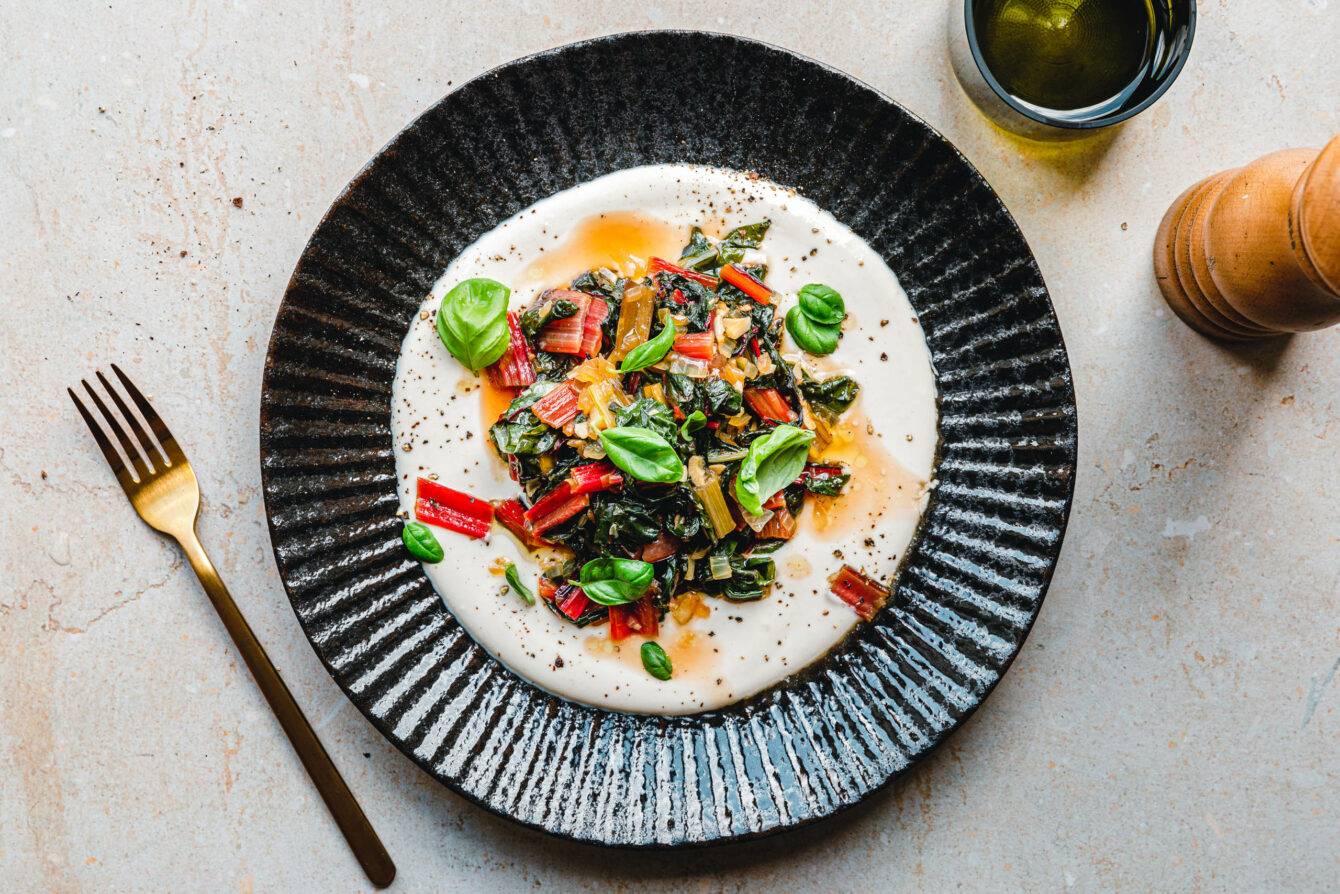 Geschmorter Mangold auf Tahin-Zitronen-Joghurt