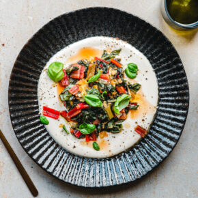 Geschmorter Mangold auf Tahin-Zitronen-Joghurt