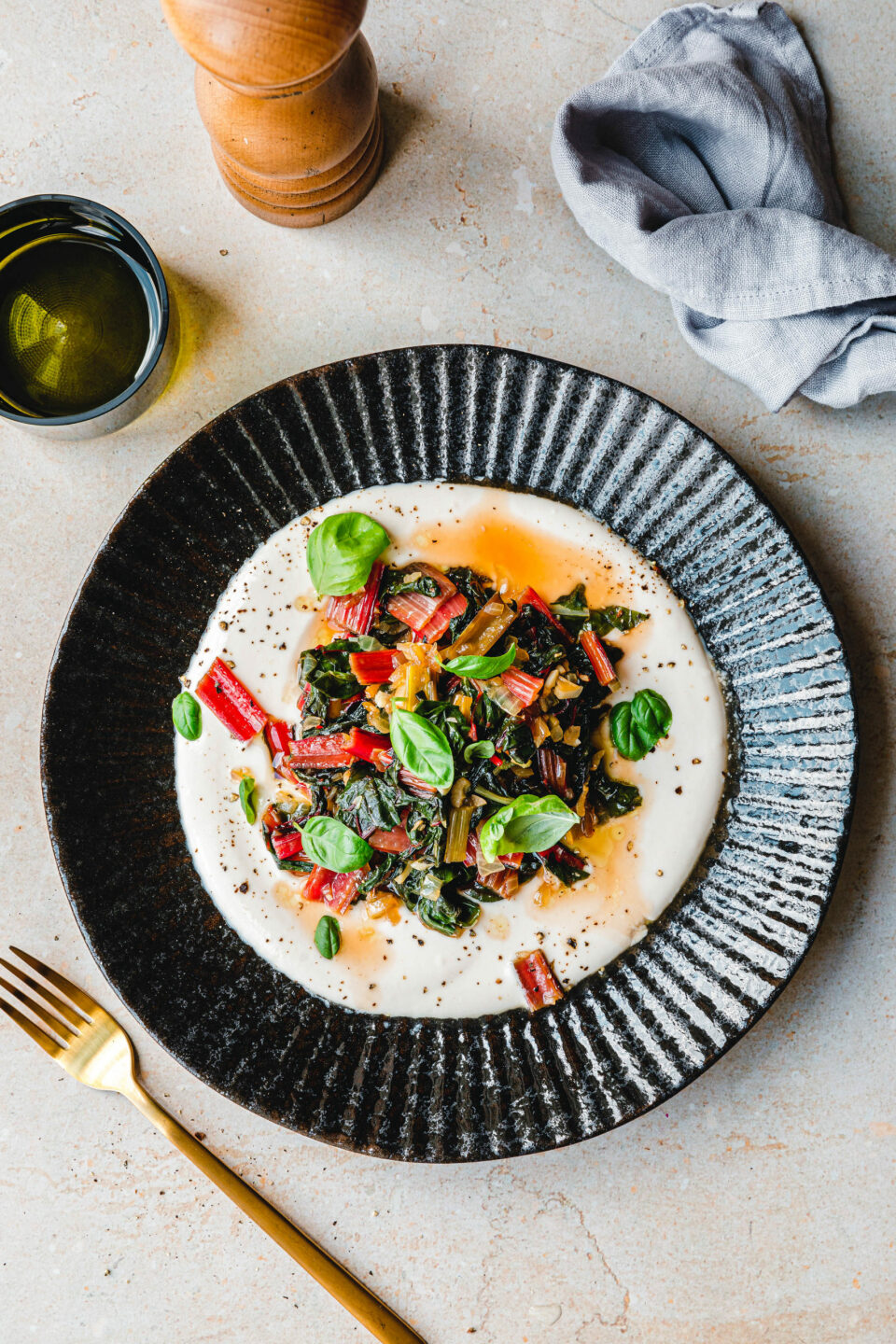 Geschmorter Mangold auf Tahin-Zitronen-Joghurt