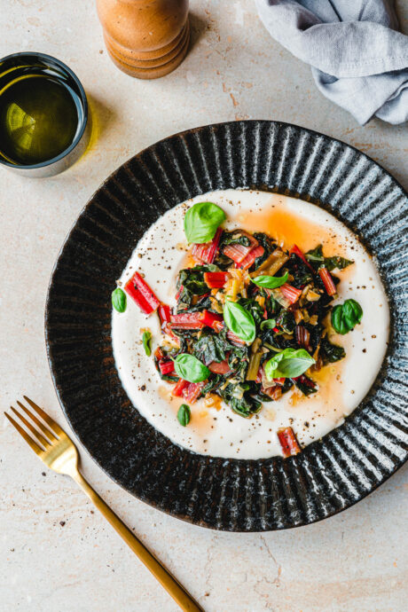 Geschmorter Mangold auf Tahin-Zitronen-Joghurt