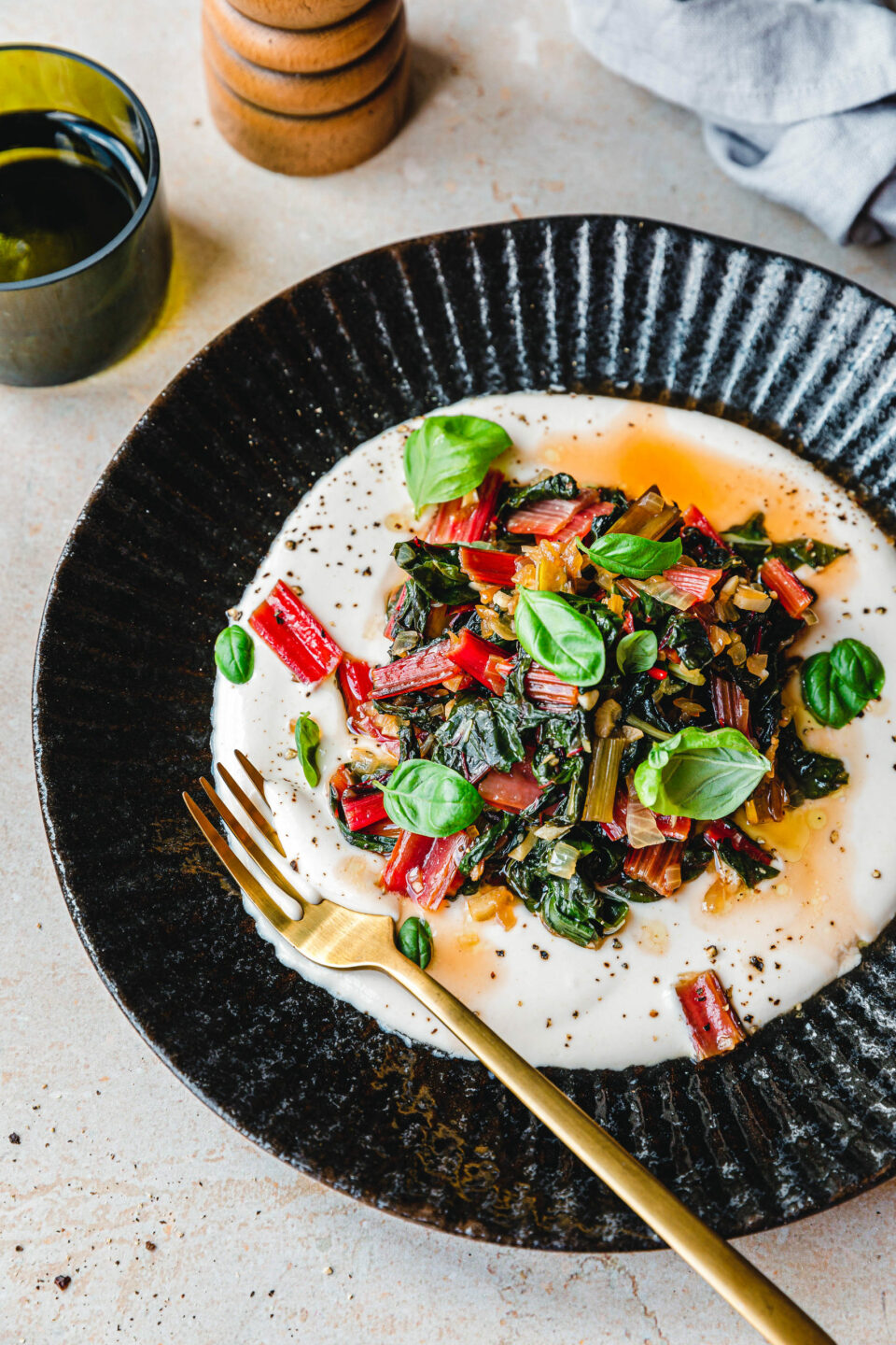 Geschmorter Mangold auf Tahin-Zitronen-Joghurt