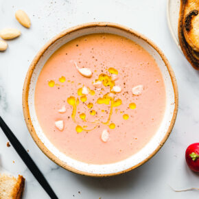 Pinke Radieschen-Gazpacho mit Mandeln