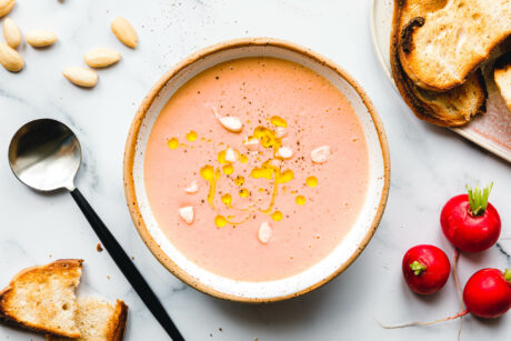 Pinke Radieschen-Gazpacho mit Mandeln