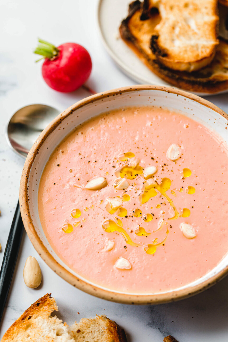 Pinke Radieschen-Gazpacho mit Mandeln