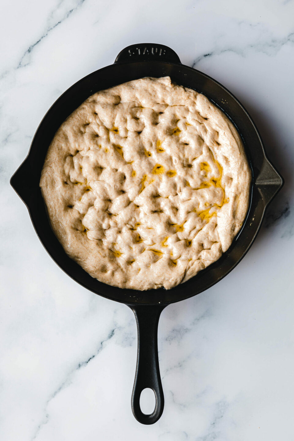 Focaccia mit Kirschtomaten, Oliven und getrockneten Feigen