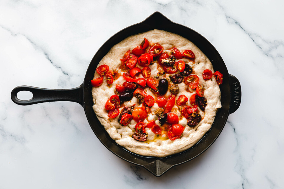 Focaccia mit Kirschtomaten, Oliven und getrockneten Feigen