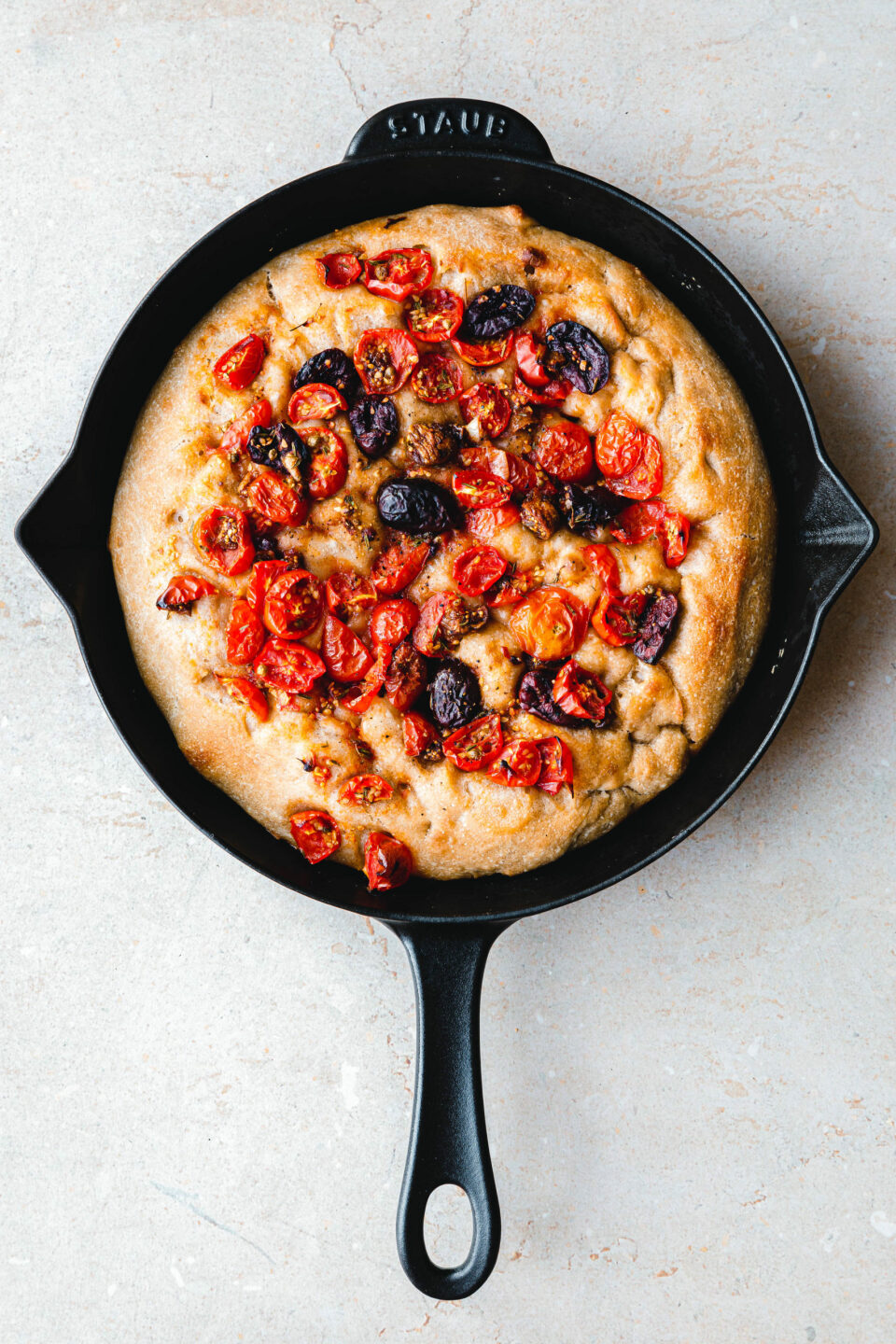 Focaccia mit Kirschtomaten, Oliven und getrockneten Feigen