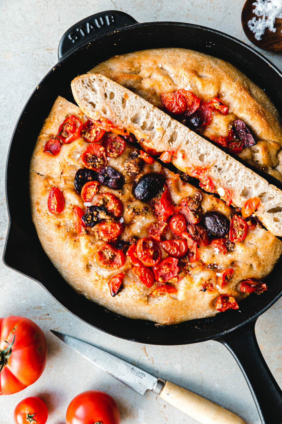 Focaccia mit Kirschtomaten, Oliven und getrockneten Feigen