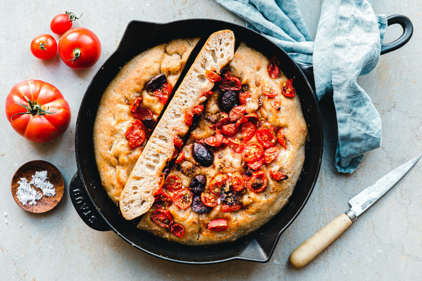 Focaccia mit Kirschtomaten, Oliven und getrockneten Feigen