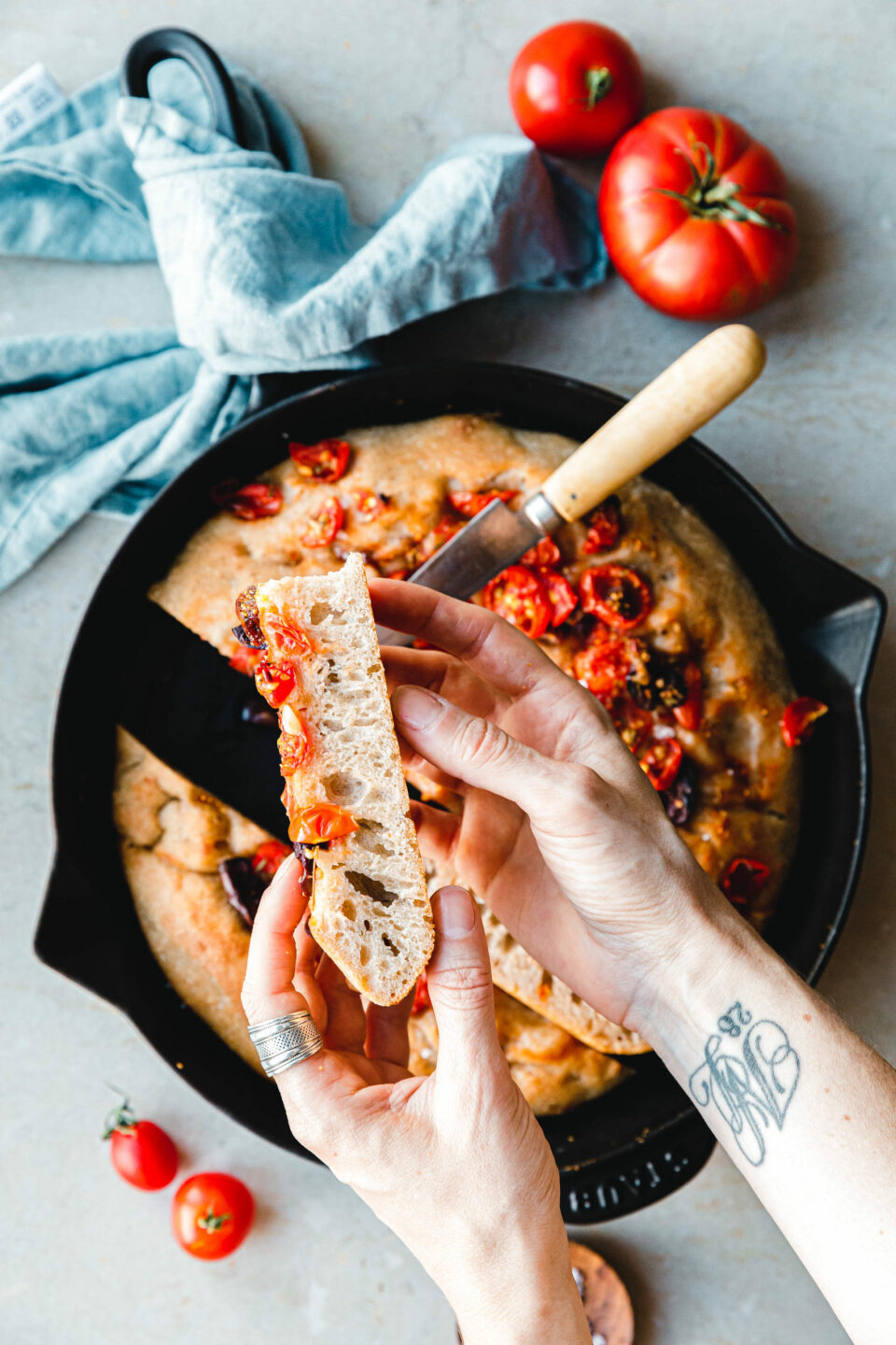 Focaccia mit Kirschtomaten, Oliven und getrockneten Feigen