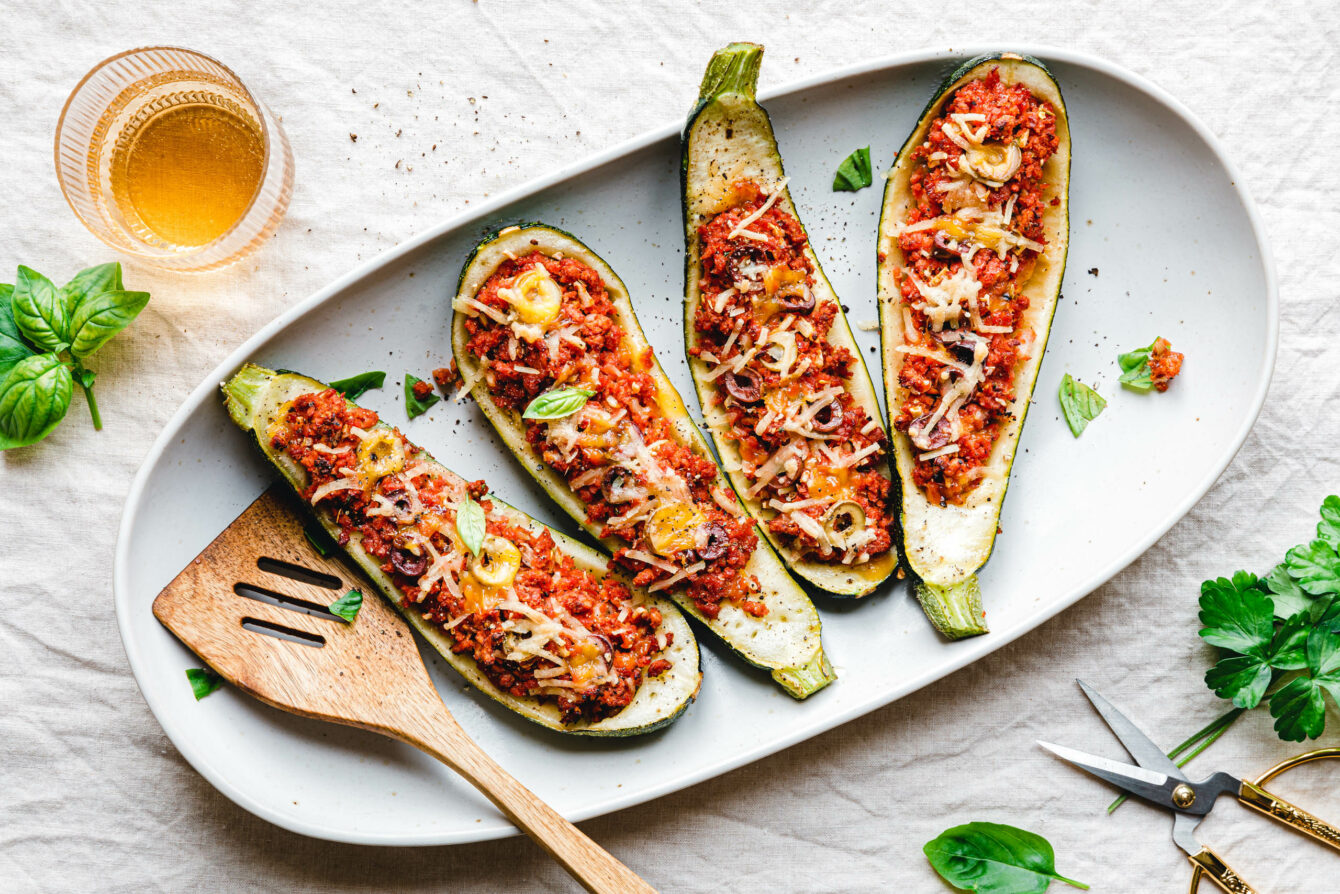 Gefüllte Zucchinischiffchen mit veganem Hackfleisch