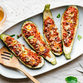 Gefüllte Zucchinischiffchen mit veganem Hackfleisch