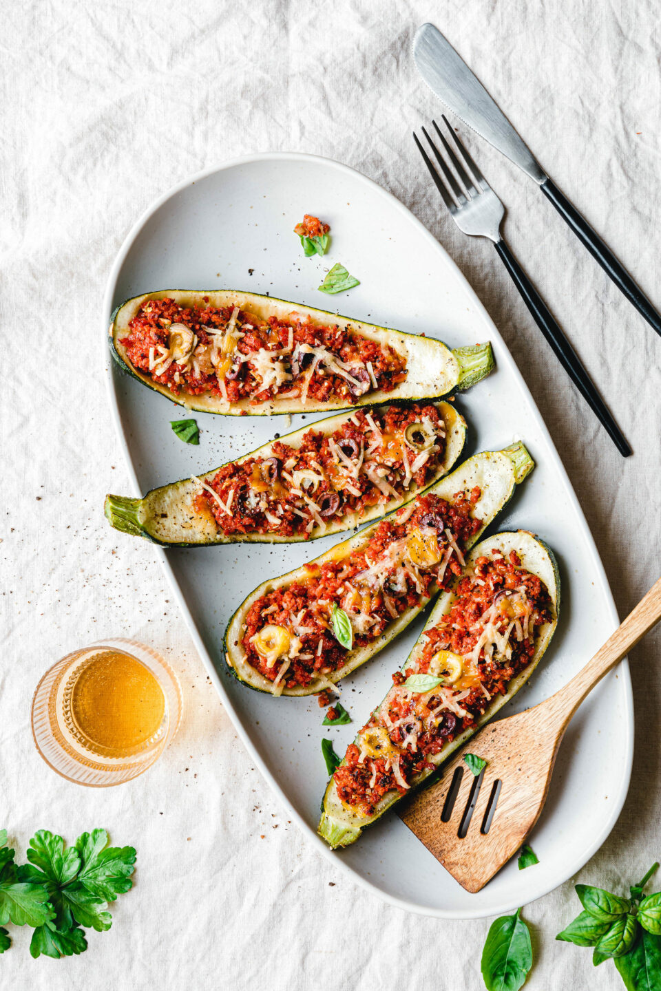 Gefüllte Zucchinischiffchen mit veganem Hackfleisch