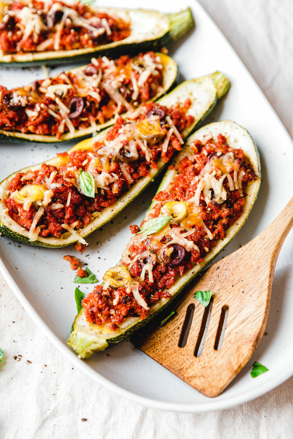 Gefüllte Zucchinischiffchen mit veganem Hackfleisch