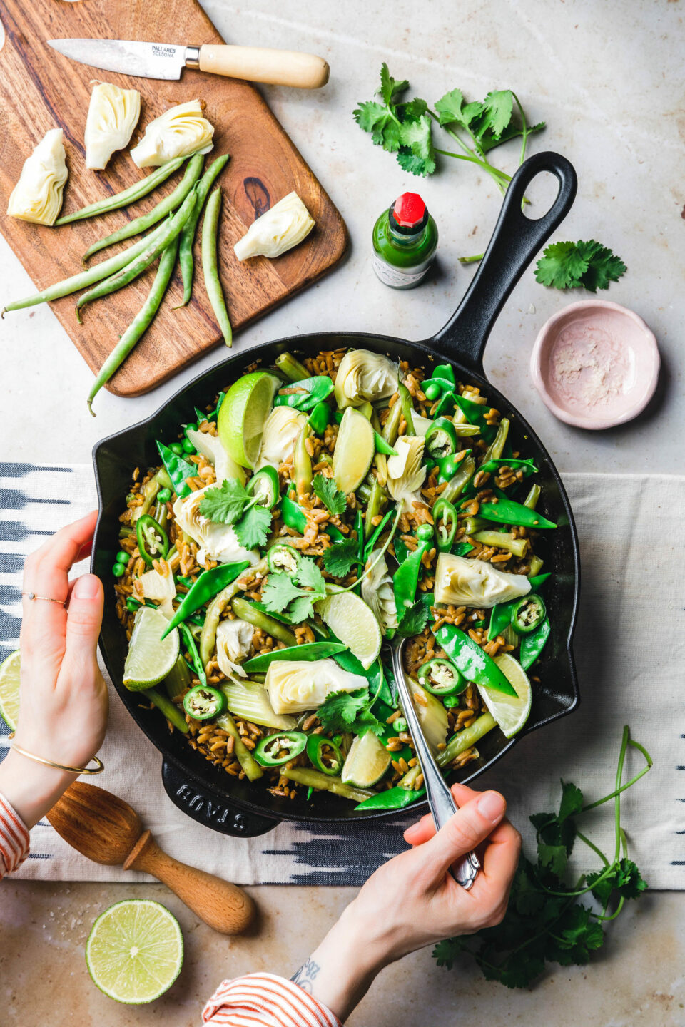 Grüne Paella mit Bohnen, Erbsen & Zuckerschoten