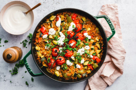 Einfacher Gemüsereis aus dem Ofen