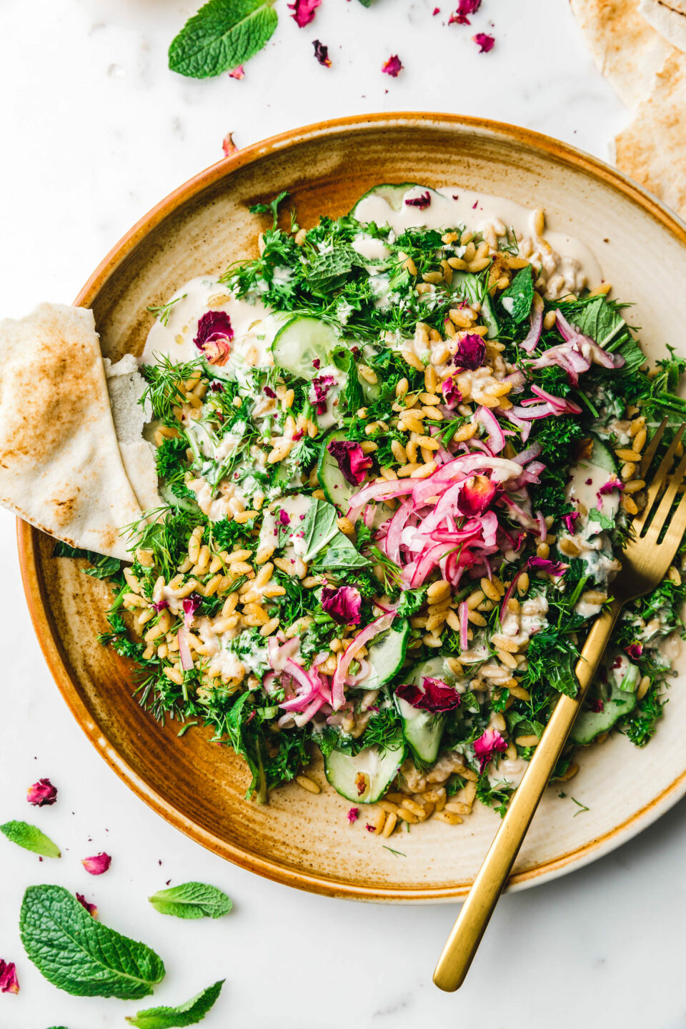 Schneller Falafelsalat mit Tahin-Dressing
