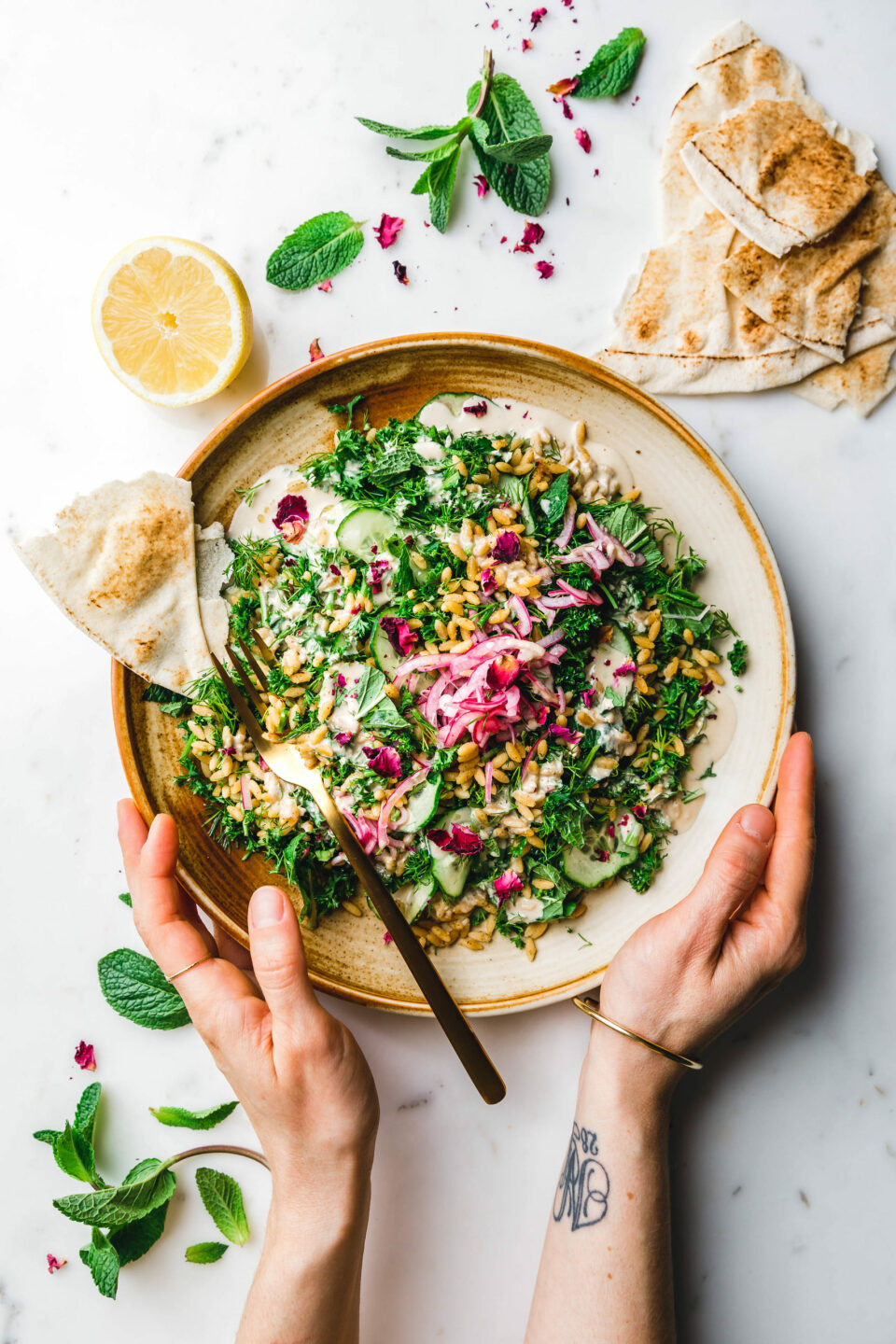Schneller Falafelsalat mit Tahin-Dressing