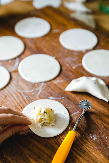 Vegane Piroggen mit Kartoffeln, Sauerkraut und Pilzen