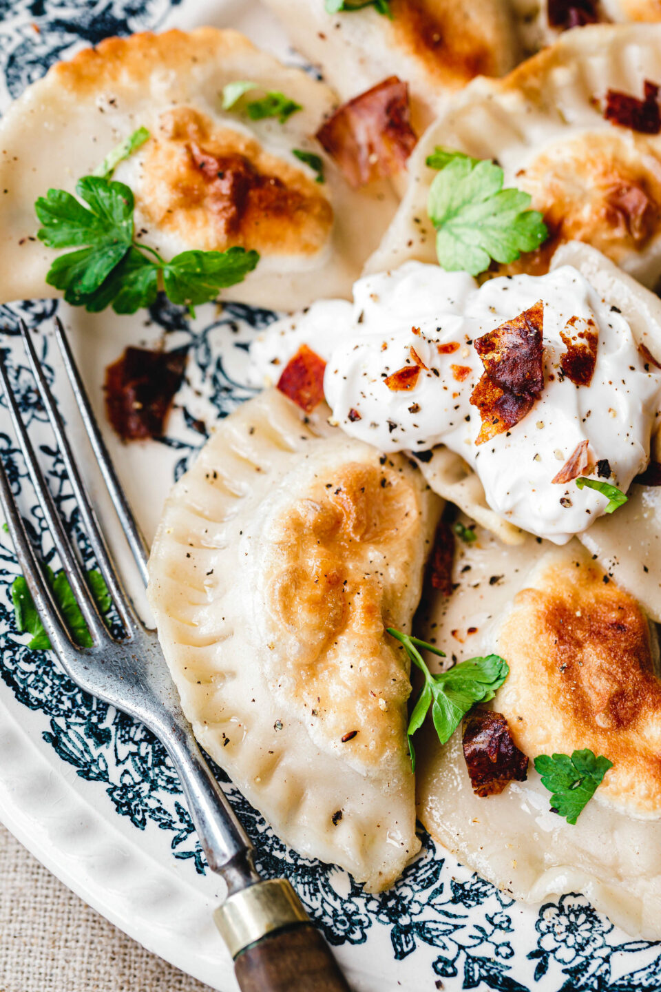 Vegane Piroggen mit Kartoffeln, Sauerkraut und Pilzen