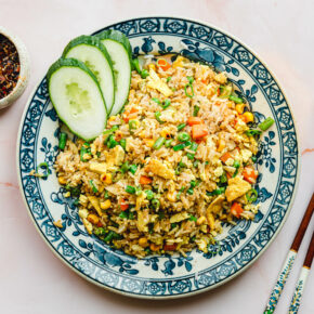 Veganer gebratener Reis mit Tofu-Ei